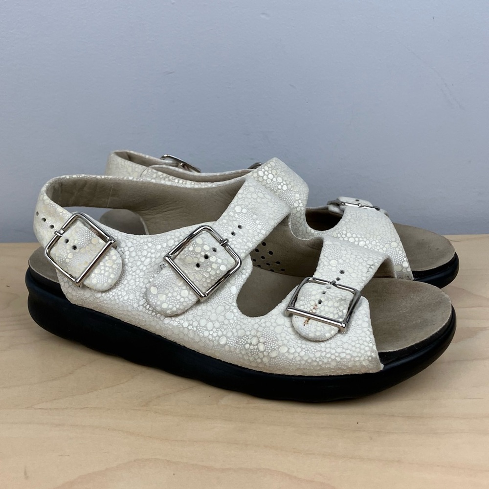 SAS Women’s Size 7.0 M Relaxed Sandals White Leather Pattern Buckles